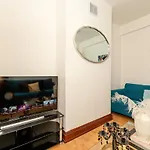 Xtra Large 4 Bedroom House, Near Excel, London City And 5 Walk To Train Station