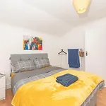Xtra Large 4 Bedroom House, Near Excel, London City And 5 Walk To Train Station