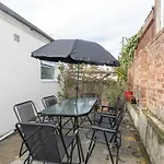 Xtra Large 4 Bedroom House, Near Excel, London City And 5 Walk To Train Station