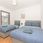 Xtra Large 4 Bedroom House, Near Excel, London City And 5 Walk To Train Station