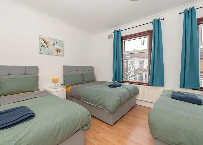 Xtra Large 4 Bedroom House, Near Excel, London City And 5 Walk To Train Station