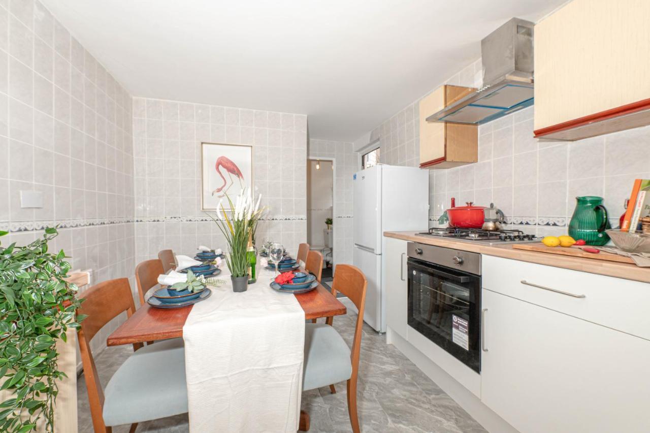 Holiday home Xtra Large 4 Bedroom House, Near Excel, And 5 Walk To Train Station *
