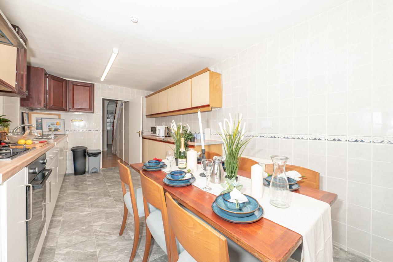 Xtra Large 4 Bedroom House, Near Excel, And 5 Walk To Train Station