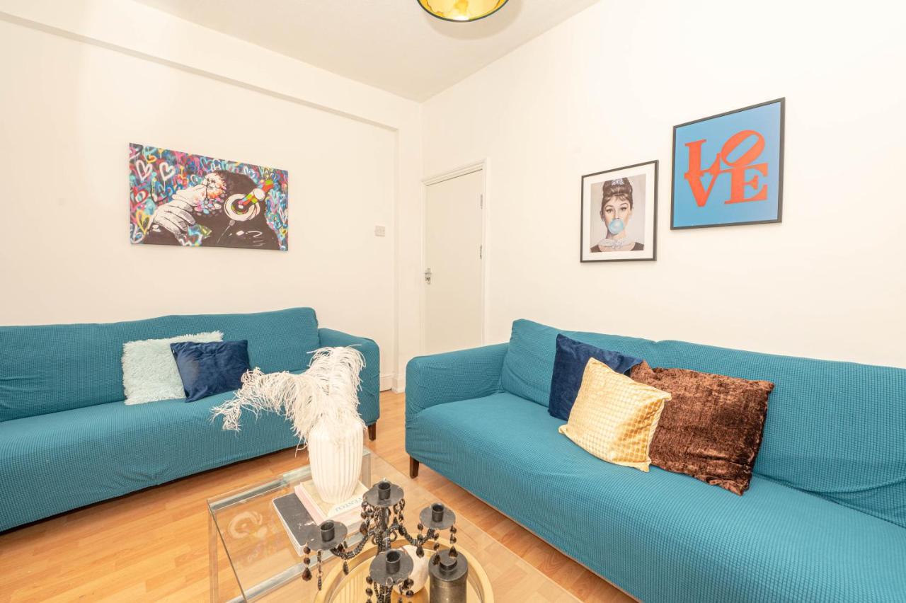 Holiday home Xtra Large 4 Bedroom House, Near Excel, And 5 Walk To Train Station London