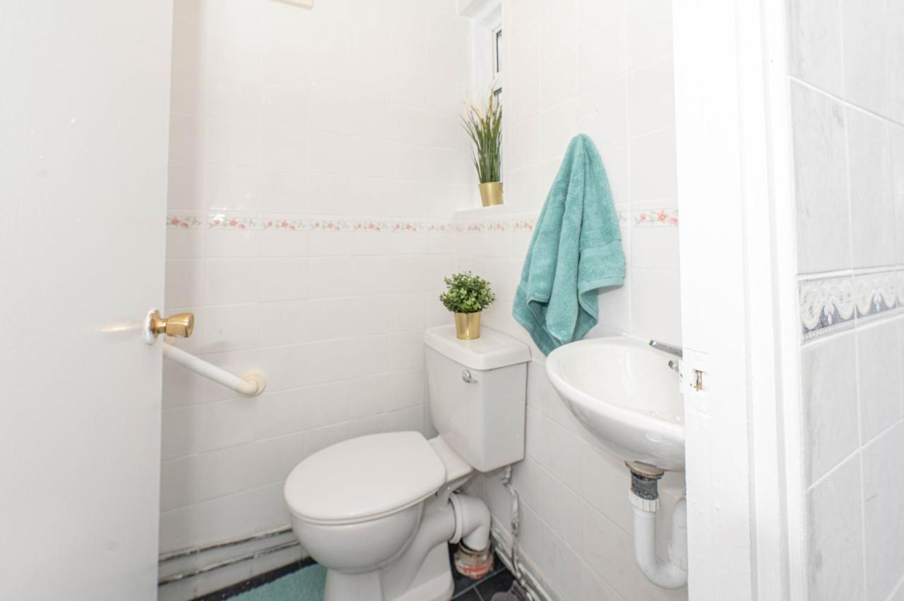Xtra Large 4 Bedroom House, Near Excel, And 5 Walk To Train Station London