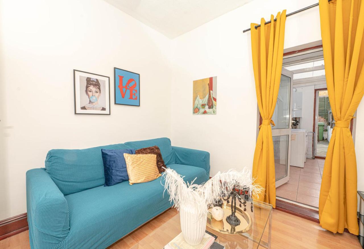 Xtra Large 4 Bedroom House, Near Excel, And 5 Walk To Train Station *