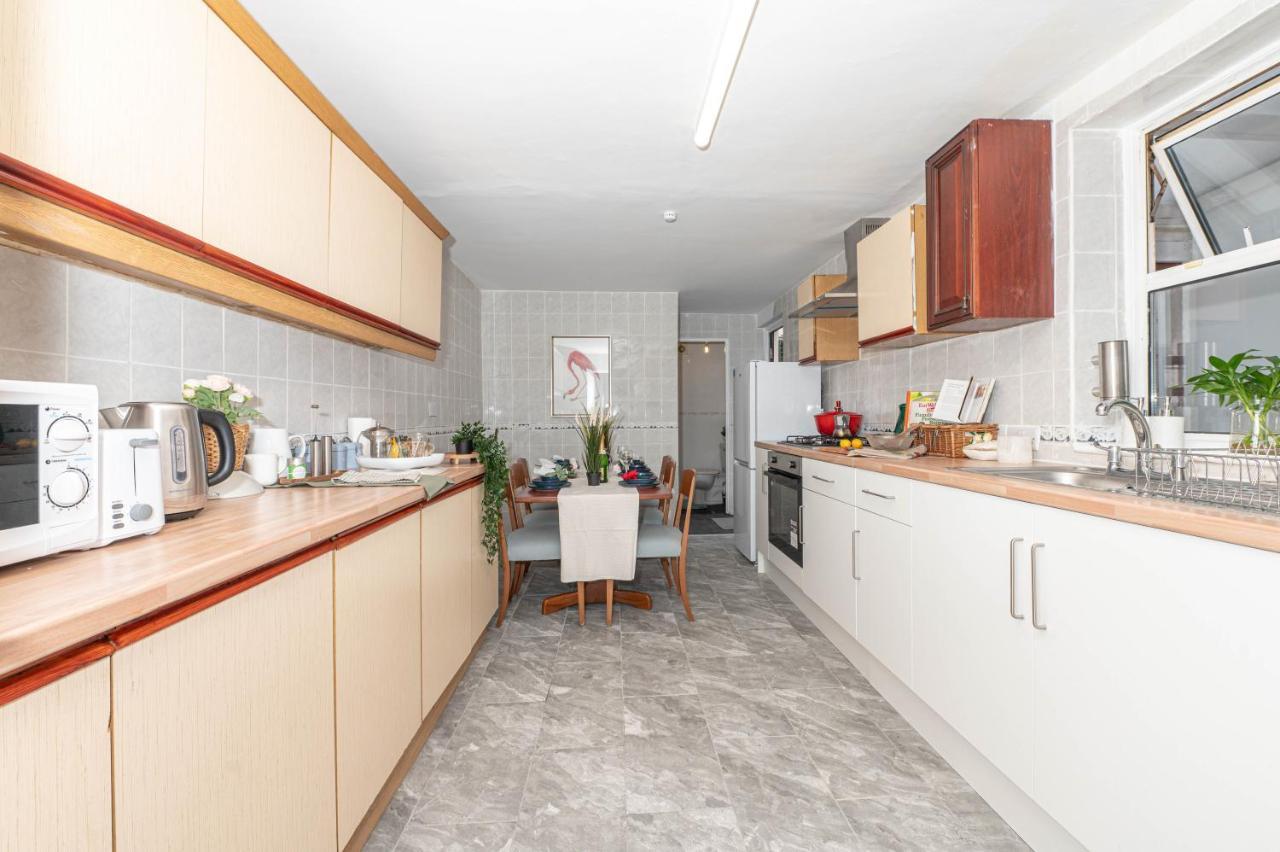 Xtra Large 4 Bedroom House, Near Excel, And 5 Walk To Train Station