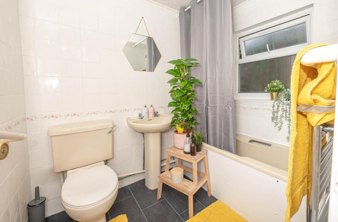 Xtra Large 4 Bedroom House, Near Excel, And 5 Walk To Train Station
