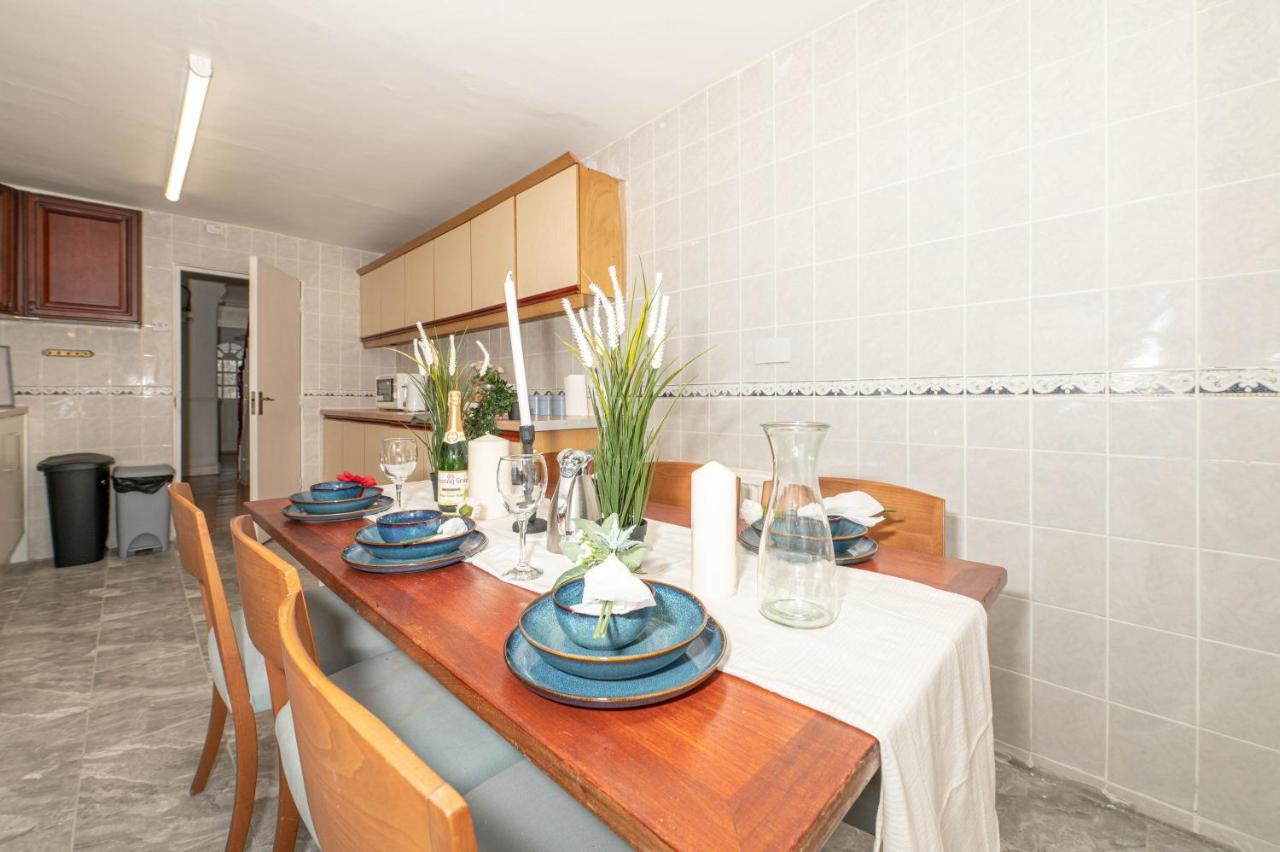 Holiday home Xtra Large 4 Bedroom House, Near Excel, And 5 Walk To Train Station