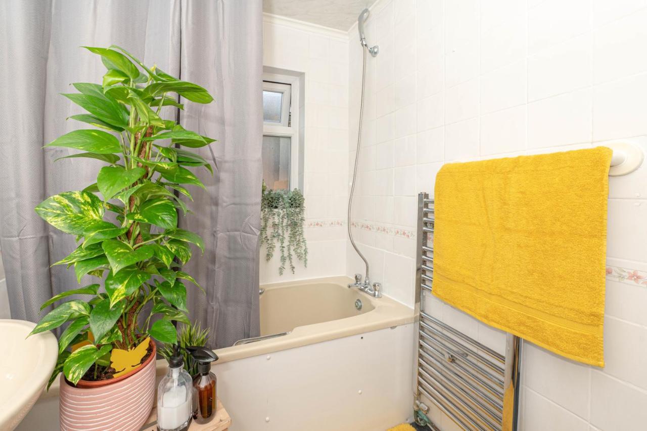 Holiday home Xtra Large 4 Bedroom House, Near Excel, And 5 Walk To Train Station