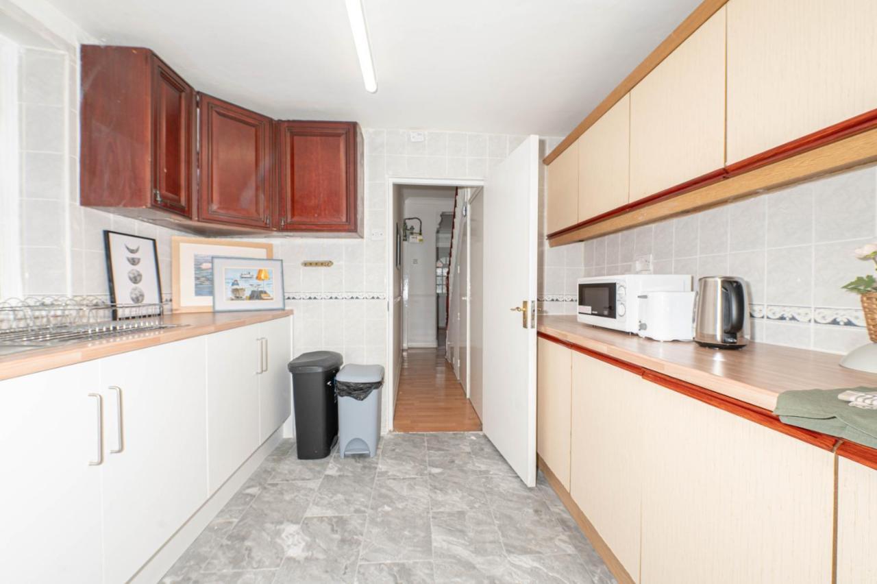 Xtra Large 4 Bedroom House, Near Excel, And 5 Walk To Train Station * London
