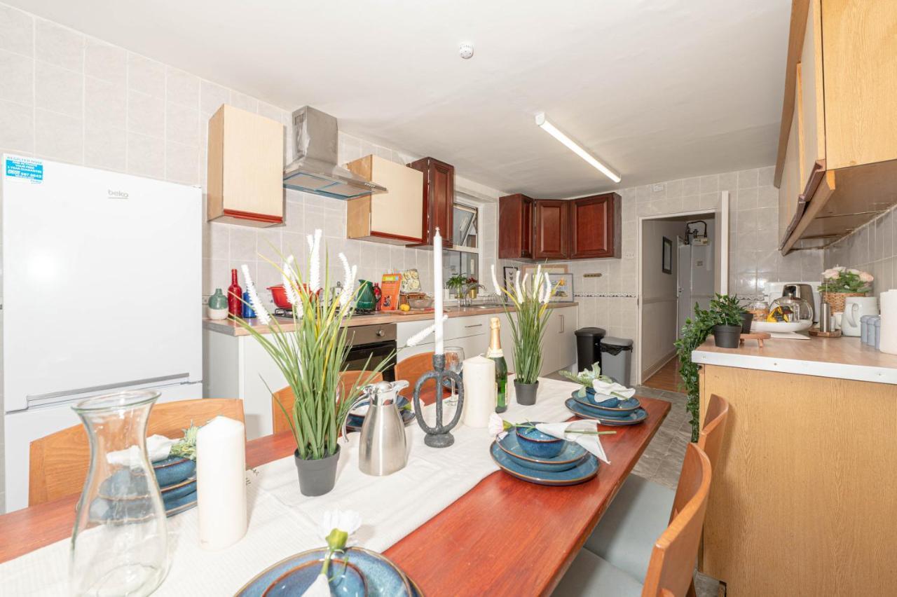 Xtra Large 4 Bedroom House, Near Excel, And 5 Walk To Train Station Holiday home *