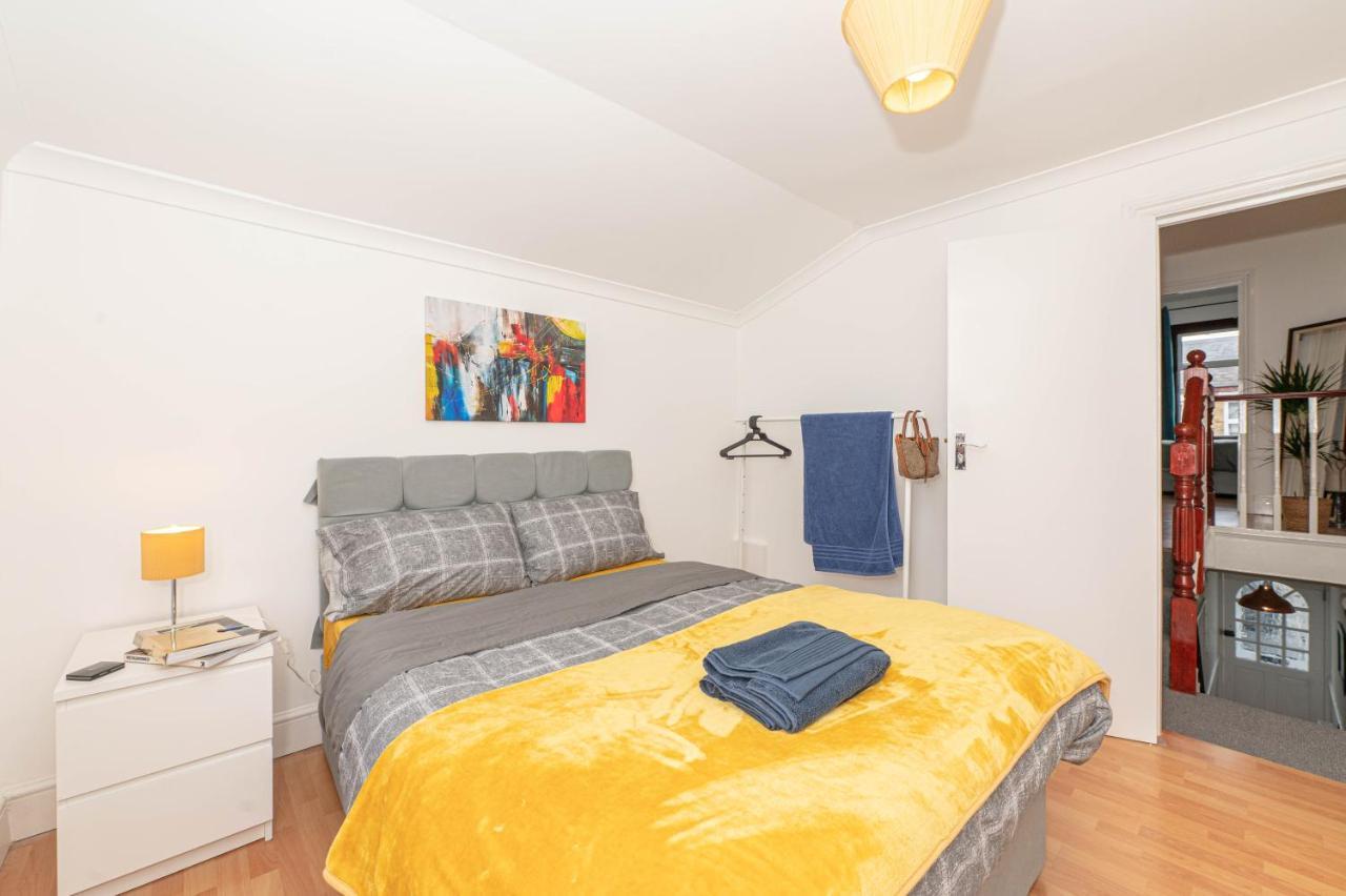 Xtra Large 4 Bedroom House, Near Excel, And 5 Walk To Train Station Holiday home *