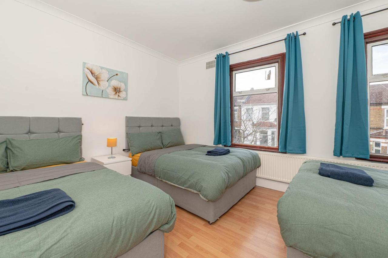 Xtra Large 4 Bedroom House, Near Excel, And 5 Walk To Train Station London