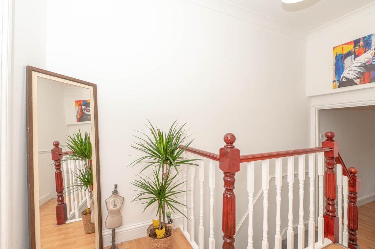 Xtra Large 4 Bedroom House, Near Excel, And 5 Walk To Train Station Holiday home