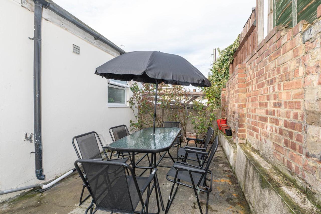 Xtra Large 4 Bedroom House, Near Excel, And 5 Walk To Train Station London