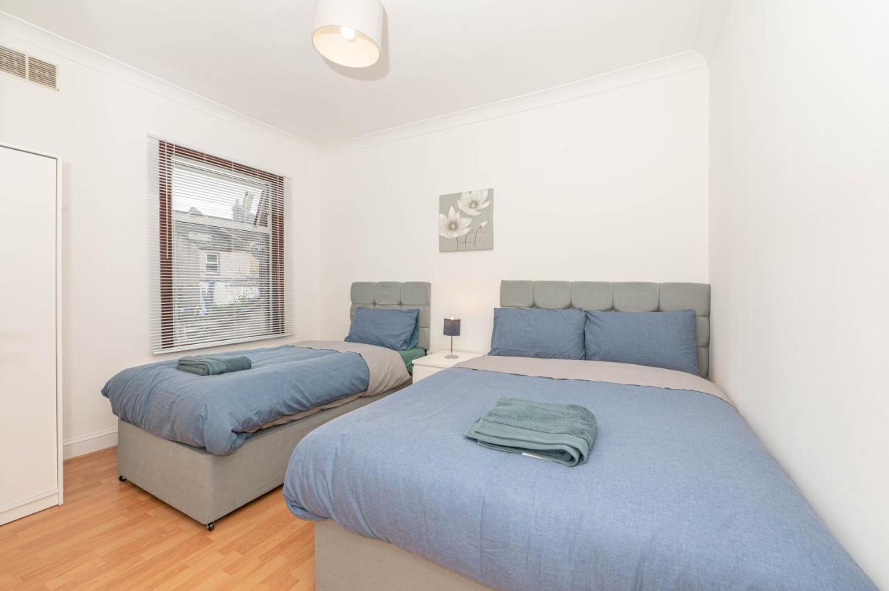 Xtra Large 4 Bedroom House, Near Excel, And 5 Walk To Train Station