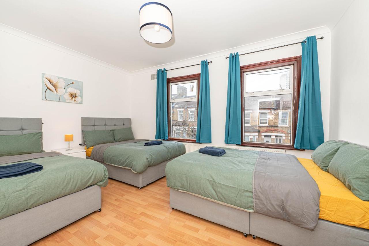 Holiday home Xtra Large 4 Bedroom House, Near Excel, And 5 Walk To Train Station London