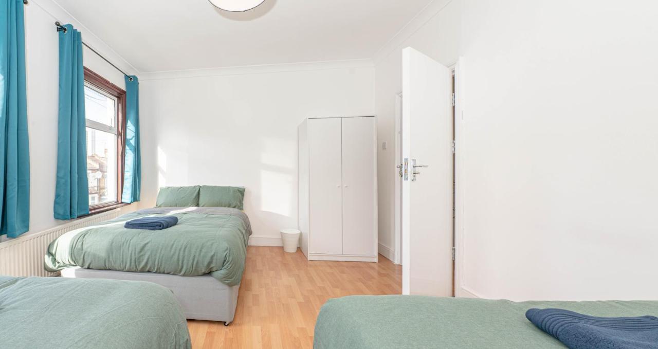 Xtra Large 4 Bedroom House, Near Excel, And 5 Walk To Train Station London