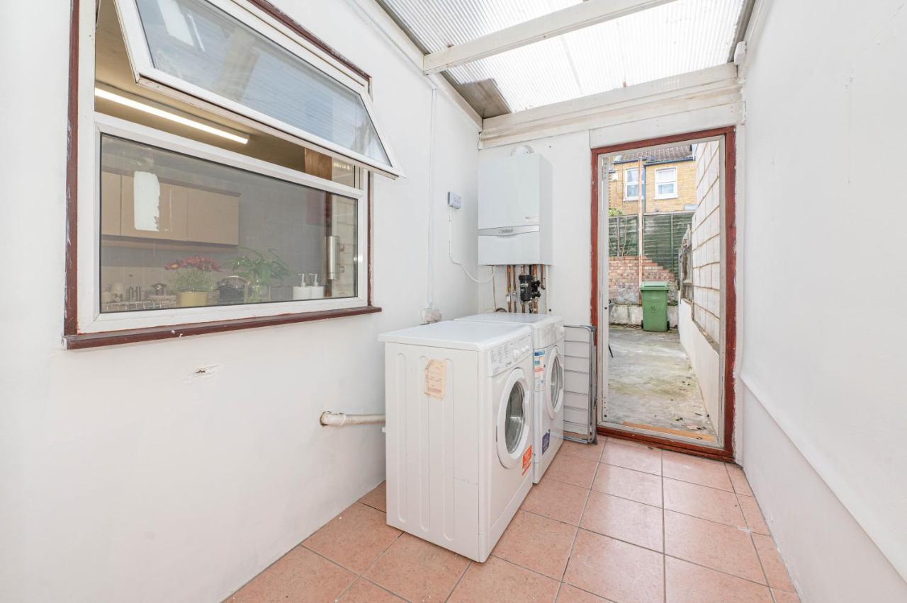 Xtra Large 4 Bedroom House, Near Excel, And 5 Walk To Train Station