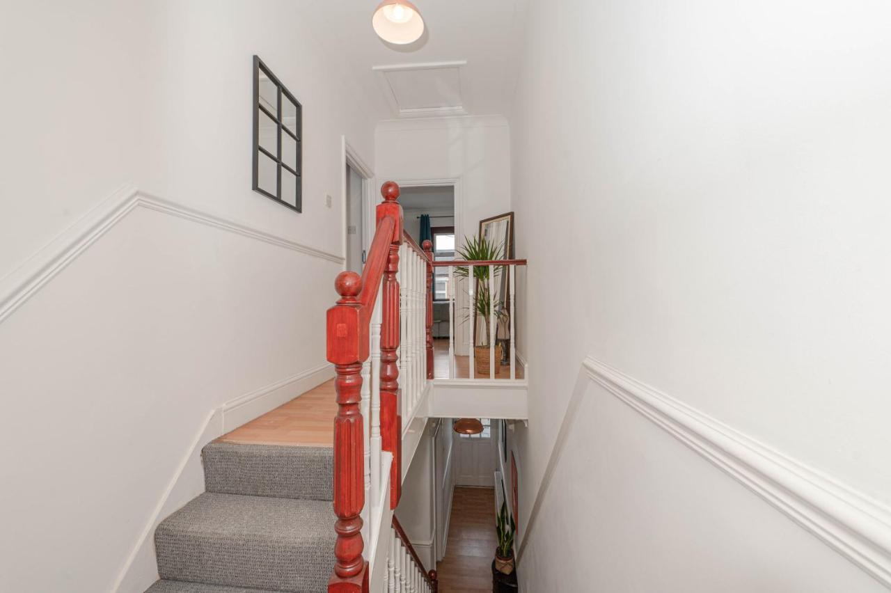 Xtra Large 4 Bedroom House, Near Excel, And 5 Walk To Train Station *