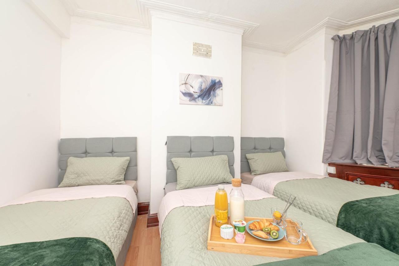 Xtra Large 4 Bedroom House, Near Excel, And 5 Walk To Train Station Holiday home *