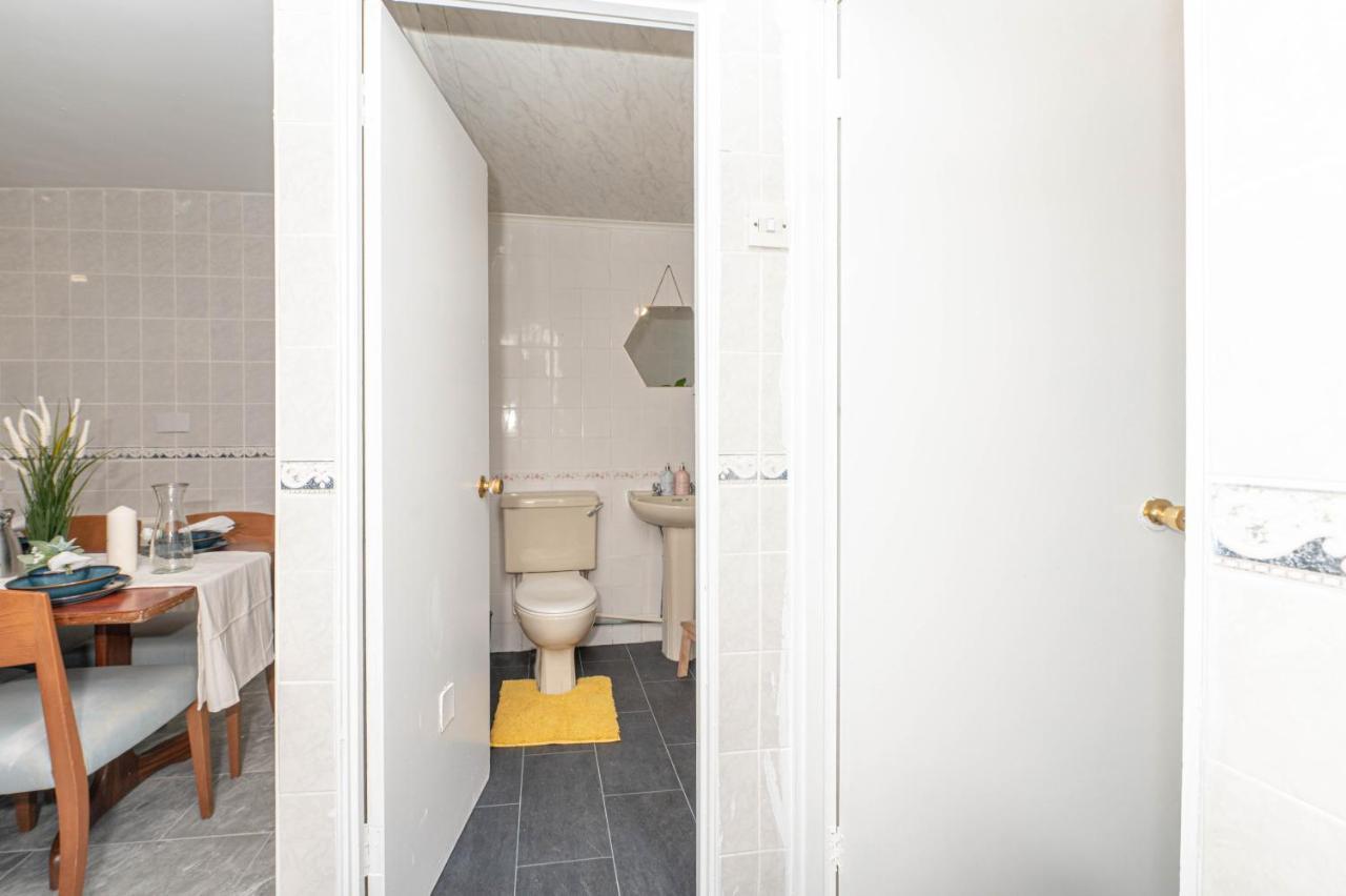 Xtra Large 4 Bedroom House, Near Excel, And 5 Walk To Train Station Holiday home London