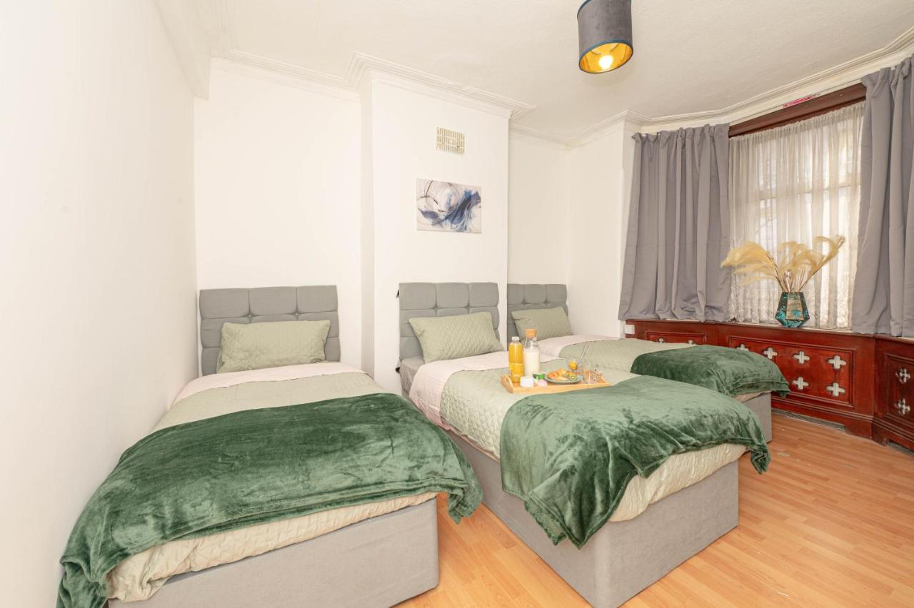 Holiday home Xtra Large 4 Bedroom House, Near Excel, And 5 Walk To Train Station